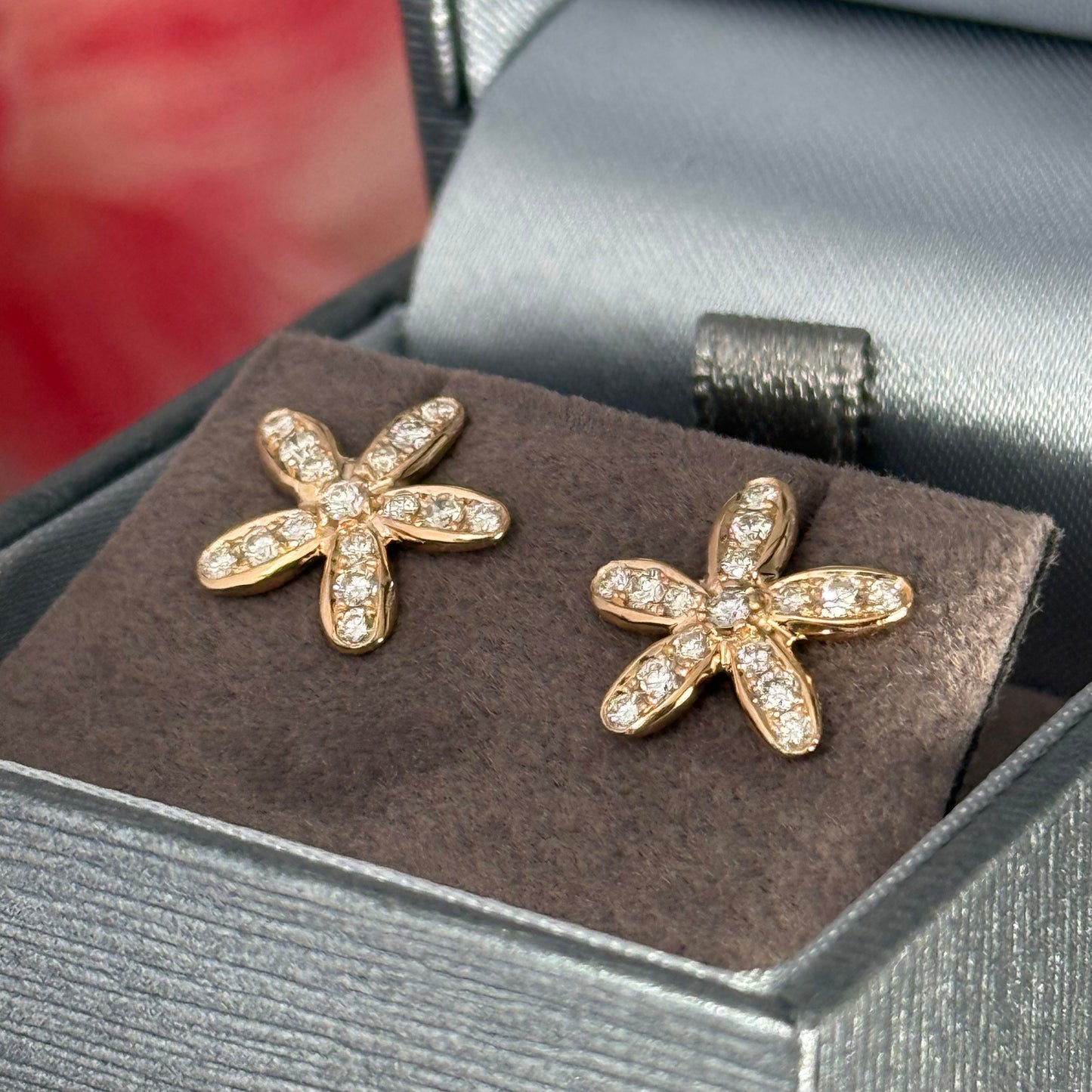 Örhängen i 18k guld formade som blommor fyllda med briljanter i en smyckesask. Örhängen i serien Flower från egen ateljé.