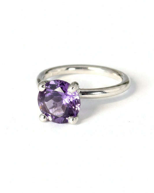 Ring i silver med lila rund ametist