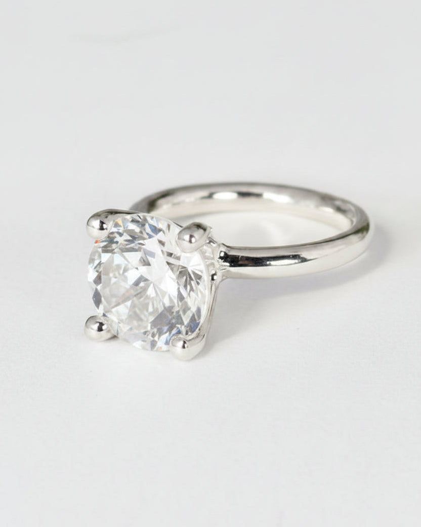 Ring Candy i silver med vit rund facetterad bergkristall