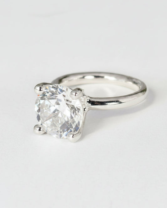 Ring Candy i silver med vit rund facetterad bergkristall