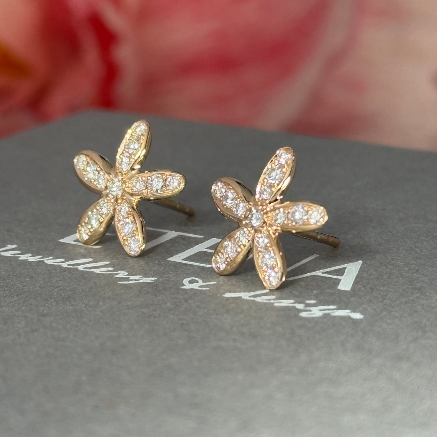 ✨NY!!  ✨ Flower "L" Sparkle Gold