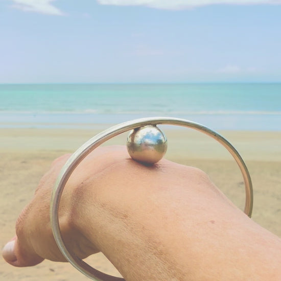 Video med hand som visar armband och ring vid havet, Nya Zealand