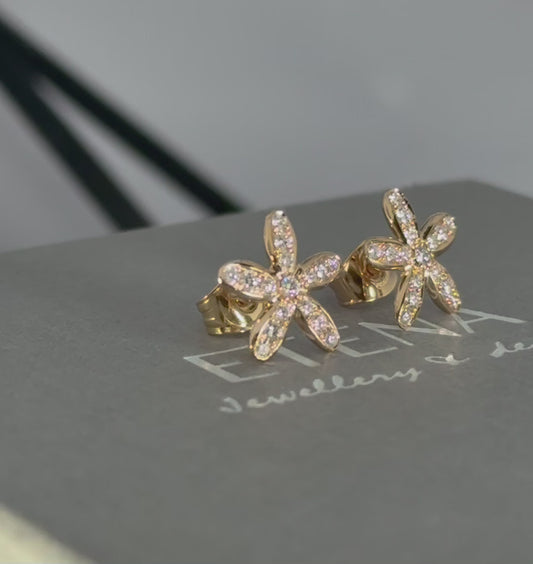 Film med örhängen i 18k guld formade som blommor fyllda med briljanter. Örhängen i serien Flower från egen ateljé.