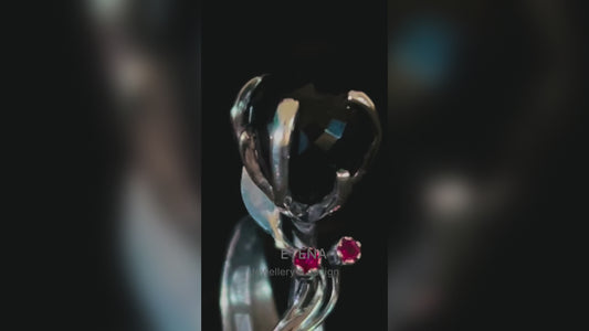 En video med en helt unik ring som är som skulptur Stand Alone, i svartoxiderat silver med onyx och spinels facetterade stenar och två röda rubiner.